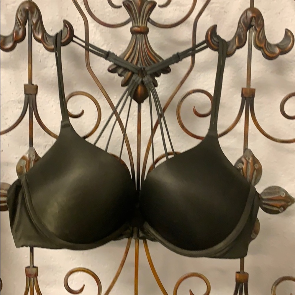 Victoria’s Secret bombshell plunge 34B